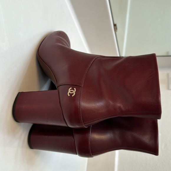 ❤️❤️ CHANEL
Interlocking CC Logo Leather Boots❤️❤️ - Picture 10 of 10